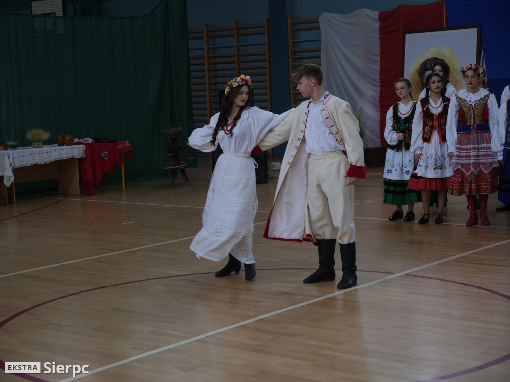 Nadanie sztandaru ZSS w Zawidzu Kościelnym