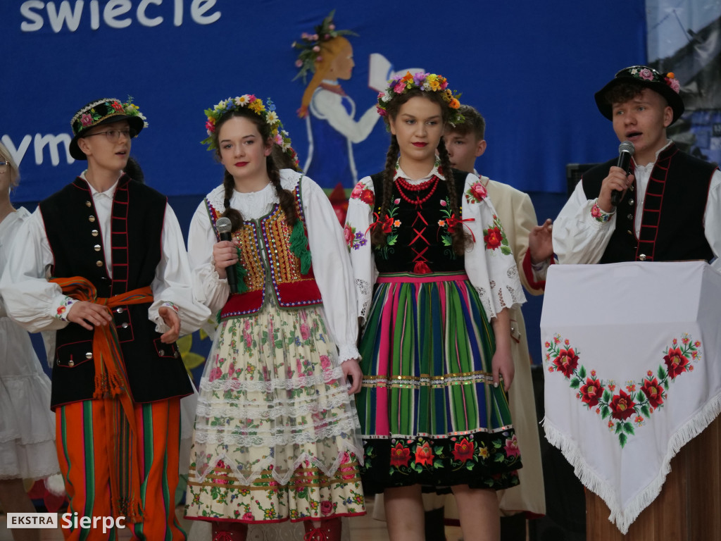 Nadanie sztandaru ZSS w Zawidzu Kościelnym