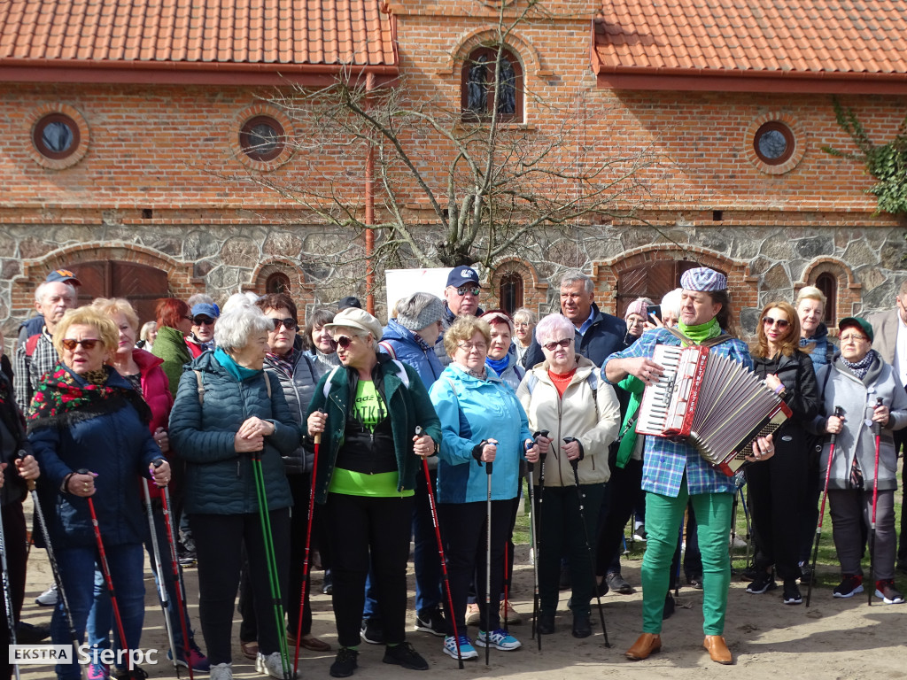 Wiosenny Marsz Nordic Walking po skansenie