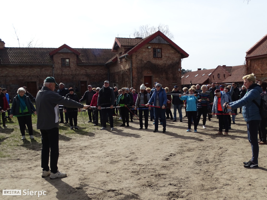 Wiosenny Marsz Nordic Walking po skansenie