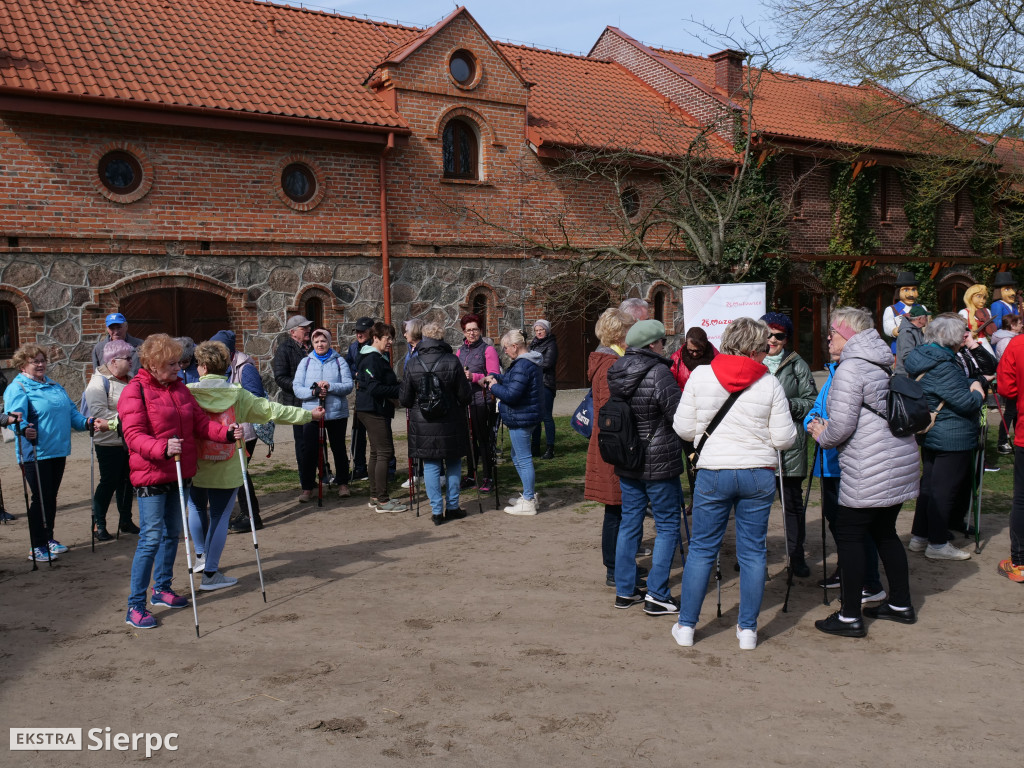 Wiosenny Marsz Nordic Walking po skansenie