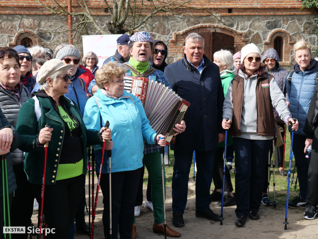 Wiosenny Marsz Nordic Walking po skansenie