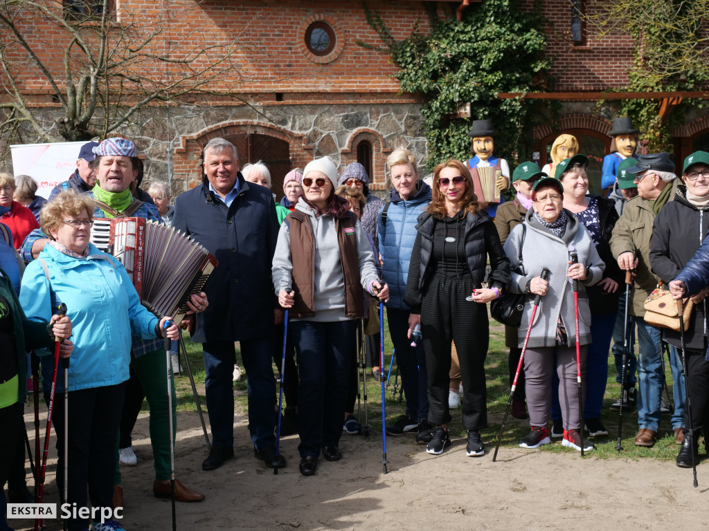 Wiosenny Marsz Nordic Walking po skansenie