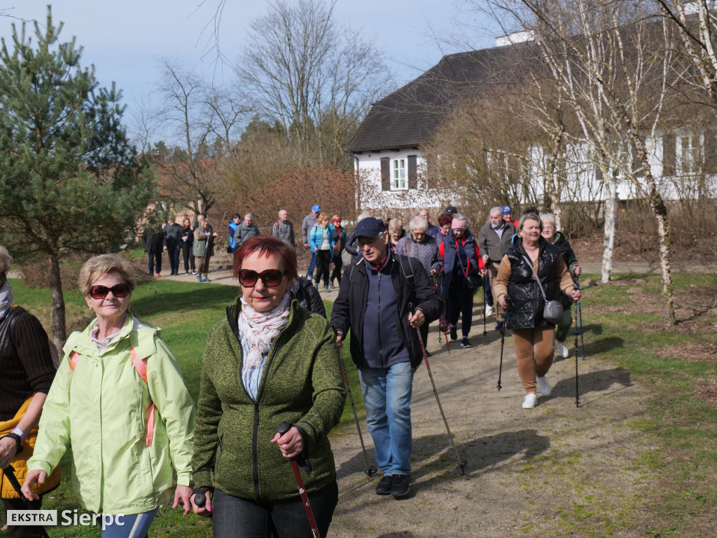 Wiosenny Marsz Nordic Walking po skansenie