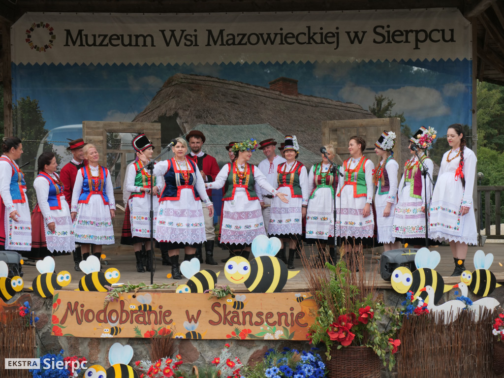 Miodobranie w skansenie