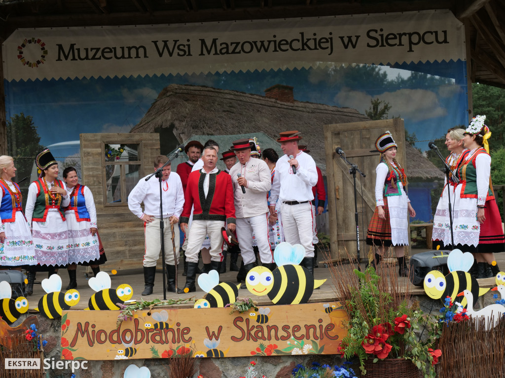Miodobranie w skansenie