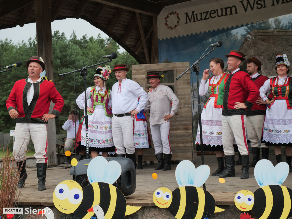 Miodobranie w skansenie