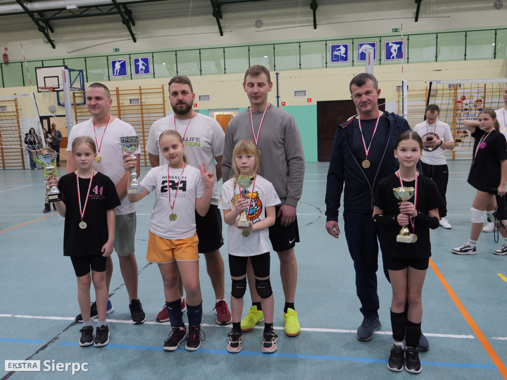 Rodzinny Turniej Piłki Siatkowej w Szczutowie