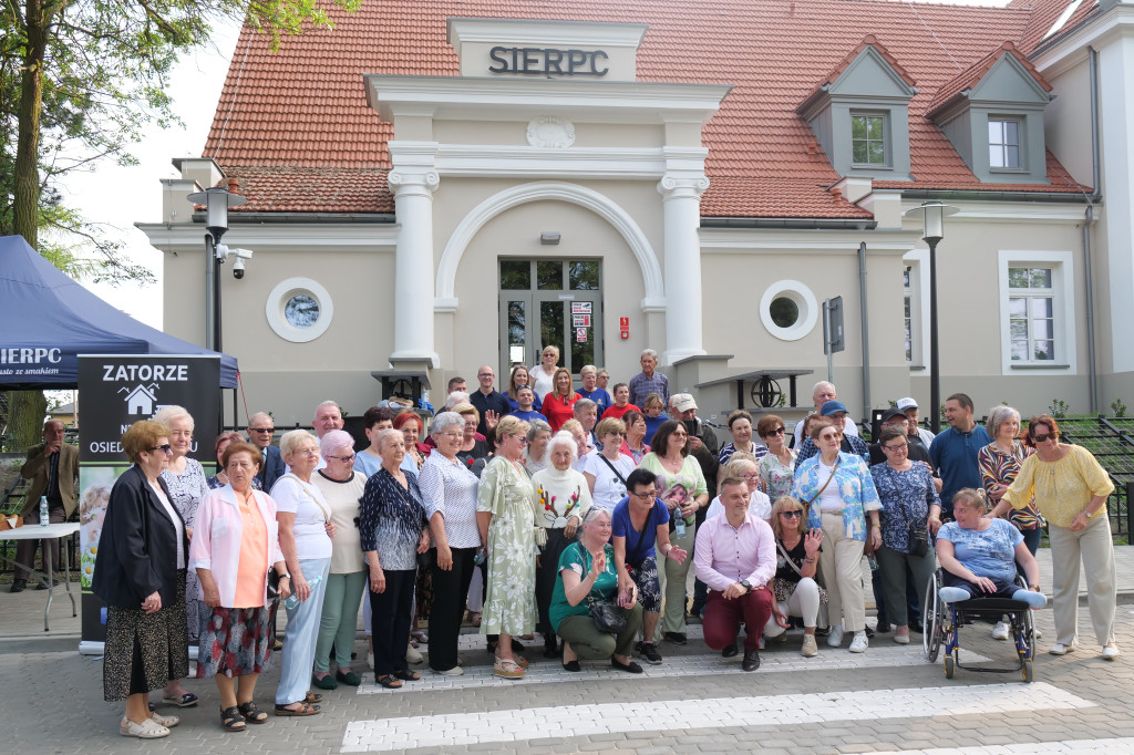 Potańcówka przed dworcem kolejowym w Sierpcu