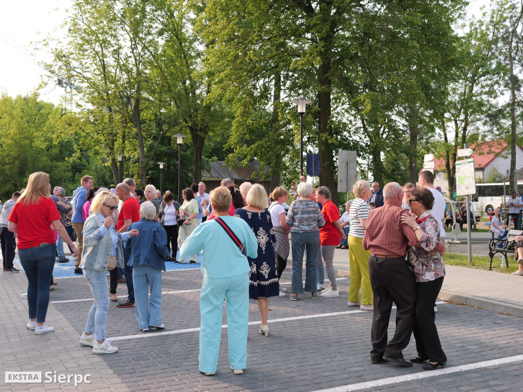 Potańcówka przed dworcem kolejowym w Sierpcu