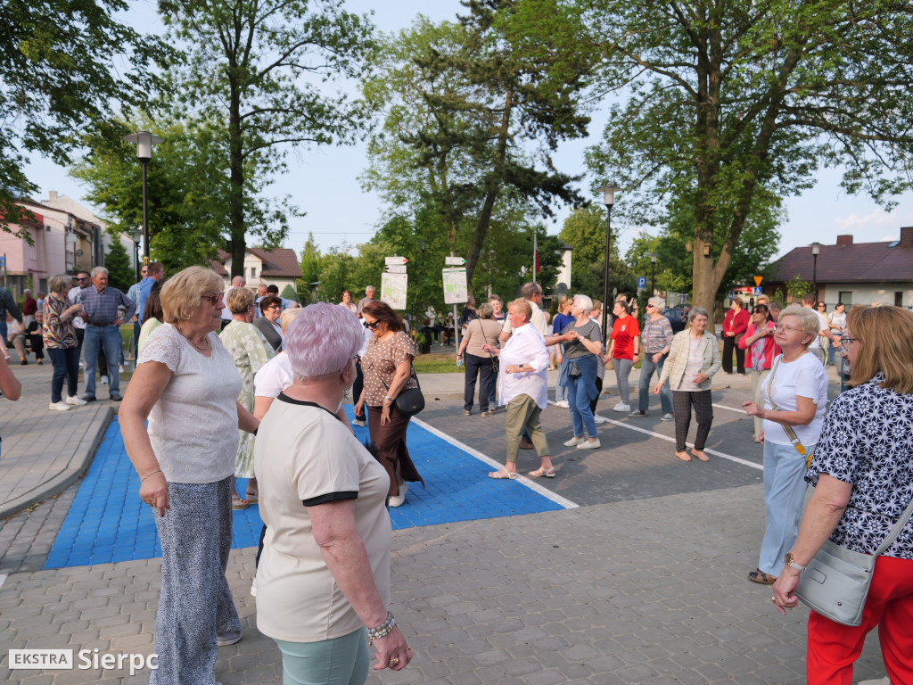 Potańcówka przed dworcem kolejowym w Sierpcu