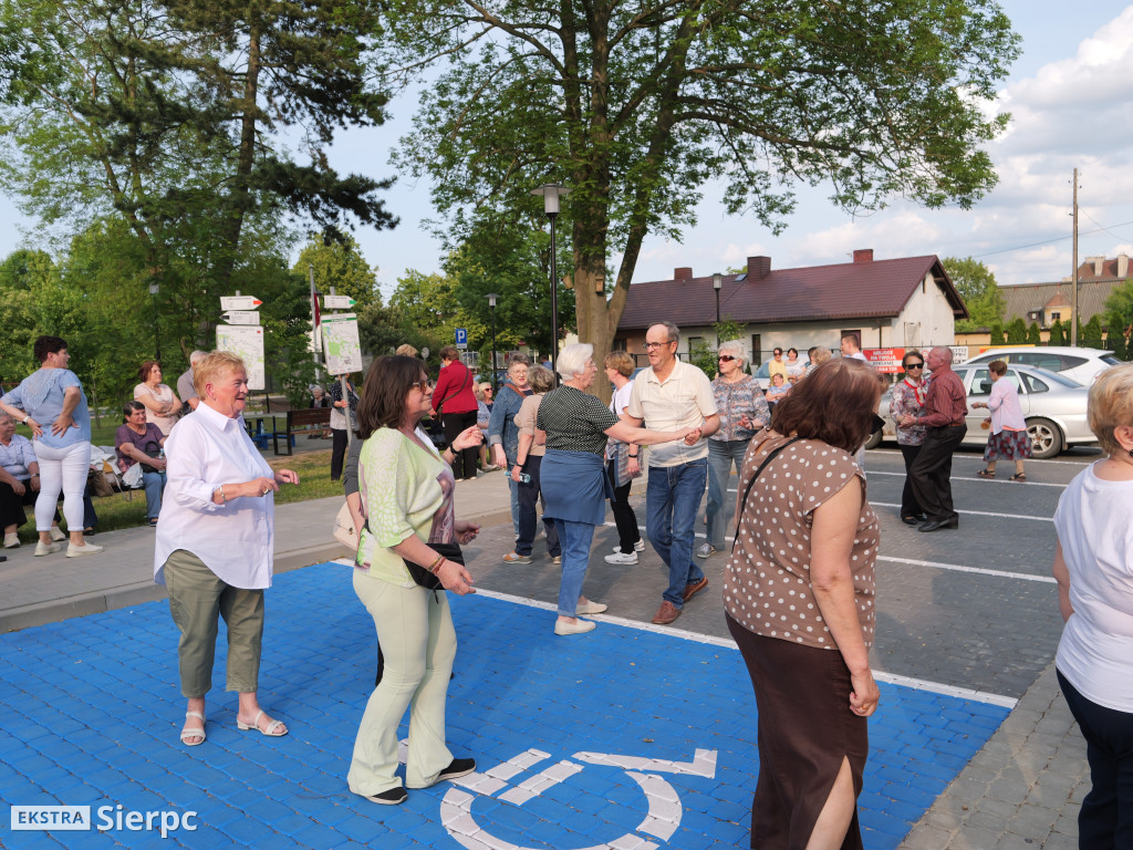 Potańcówka przed dworcem kolejowym w Sierpcu