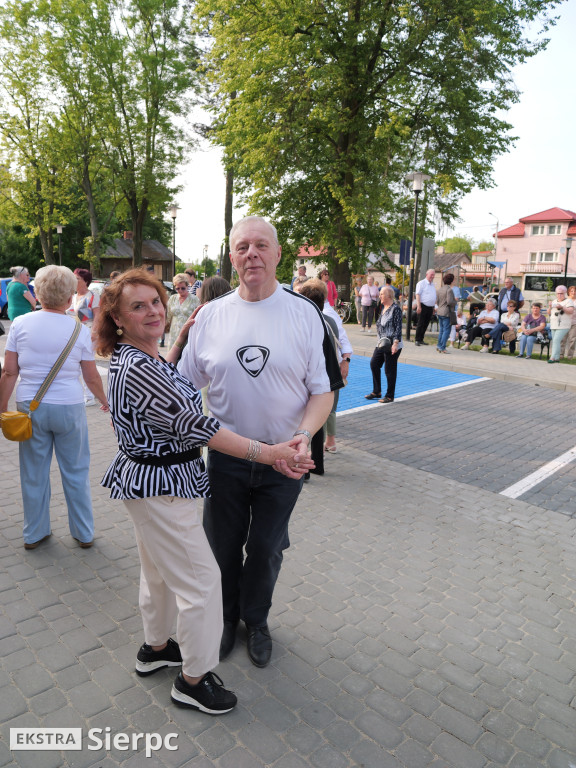 Potańcówka przed dworcem kolejowym w Sierpcu