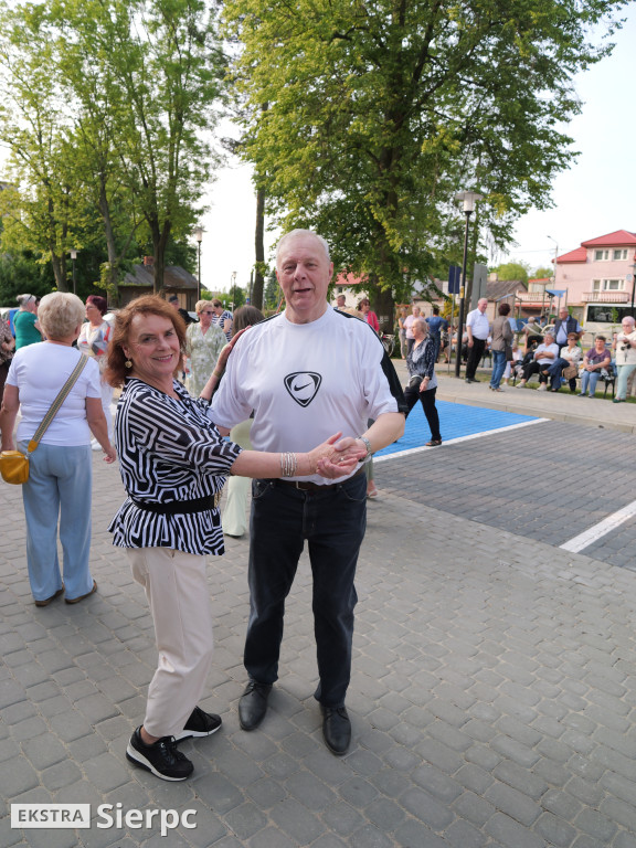 Potańcówka przed dworcem kolejowym w Sierpcu