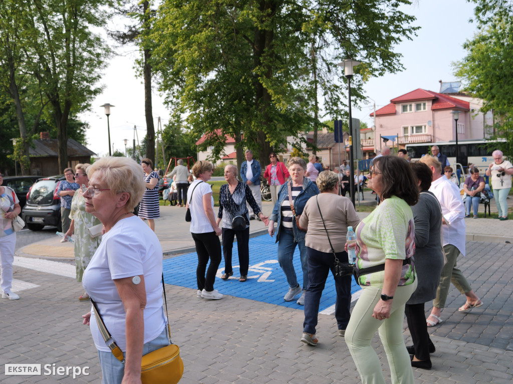 Potańcówka przed dworcem kolejowym w Sierpcu
