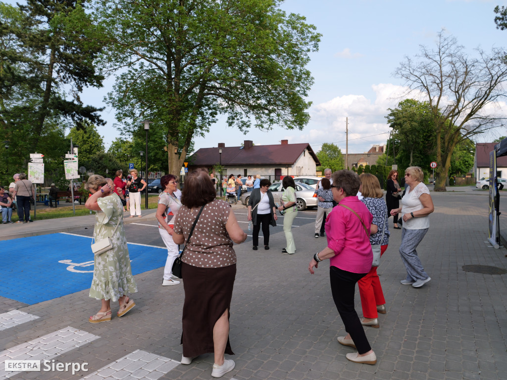 Potańcówka przed dworcem kolejowym w Sierpcu
