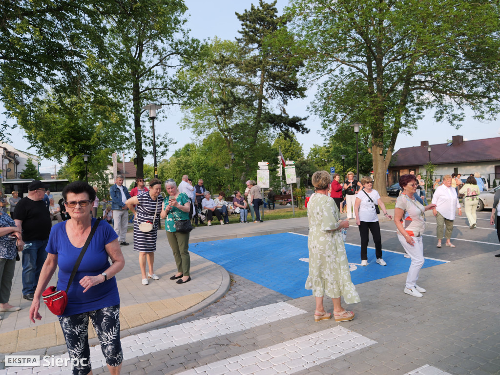 Potańcówka przed dworcem kolejowym w Sierpcu