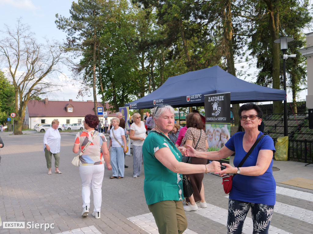 Potańcówka przed dworcem kolejowym w Sierpcu