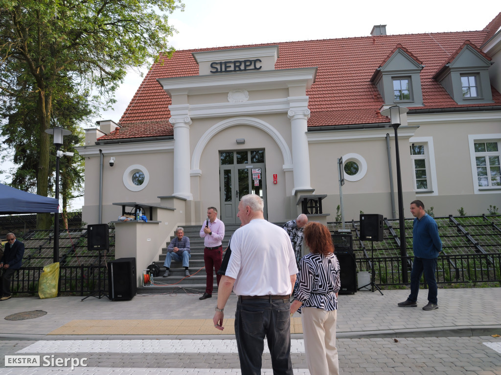 Potańcówka przed dworcem kolejowym w Sierpcu
