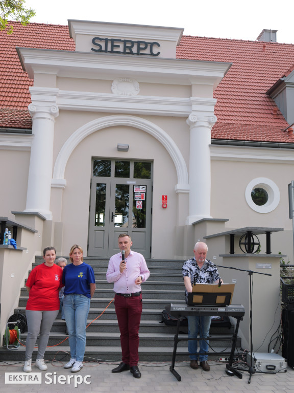 Potańcówka przed dworcem kolejowym w Sierpcu