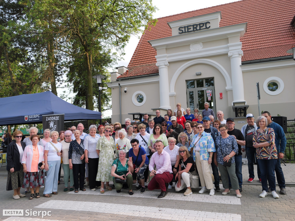 Potańcówka przed dworcem kolejowym w Sierpcu