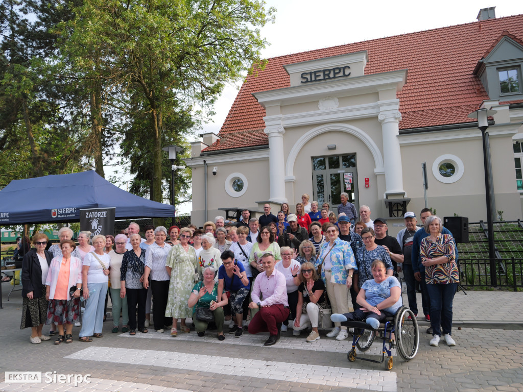 Potańcówka przed dworcem kolejowym w Sierpcu
