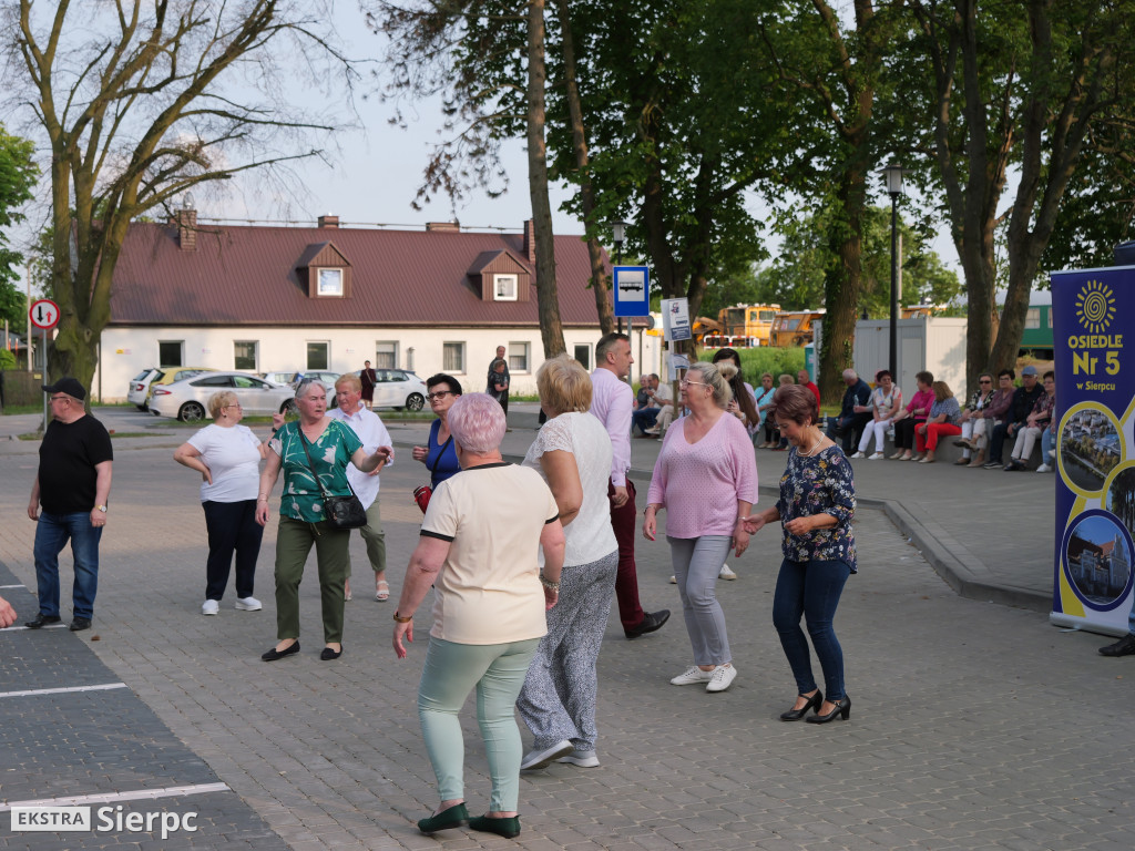 Potańcówka przed dworcem kolejowym w Sierpcu