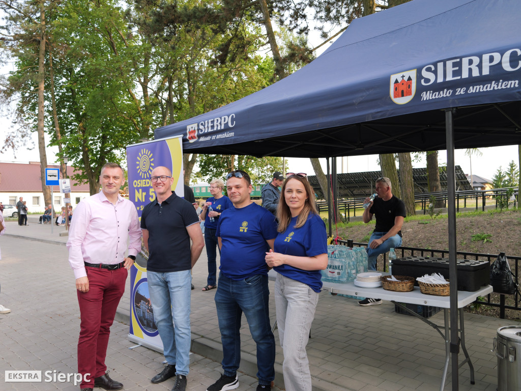 Potańcówka przed dworcem kolejowym w Sierpcu