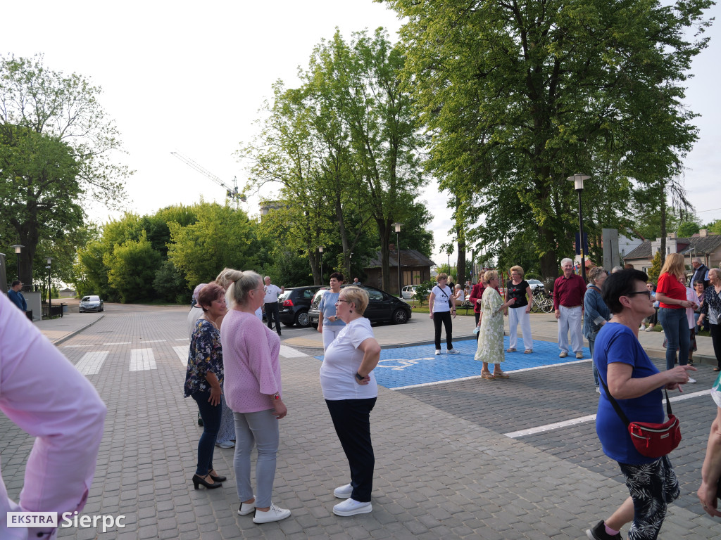 Potańcówka przed dworcem kolejowym w Sierpcu