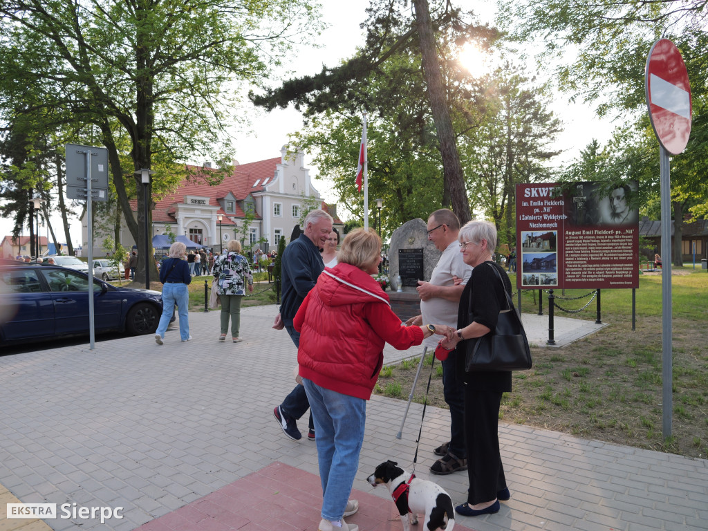 Potańcówka przed dworcem kolejowym w Sierpcu