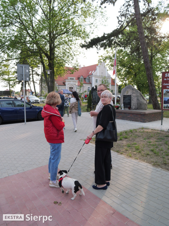 Potańcówka przed dworcem kolejowym w Sierpcu