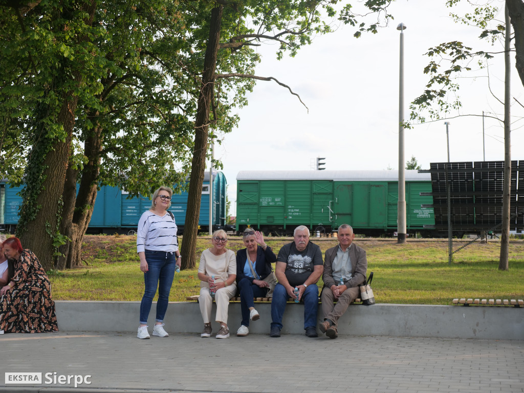 Potańcówka przed dworcem kolejowym w Sierpcu