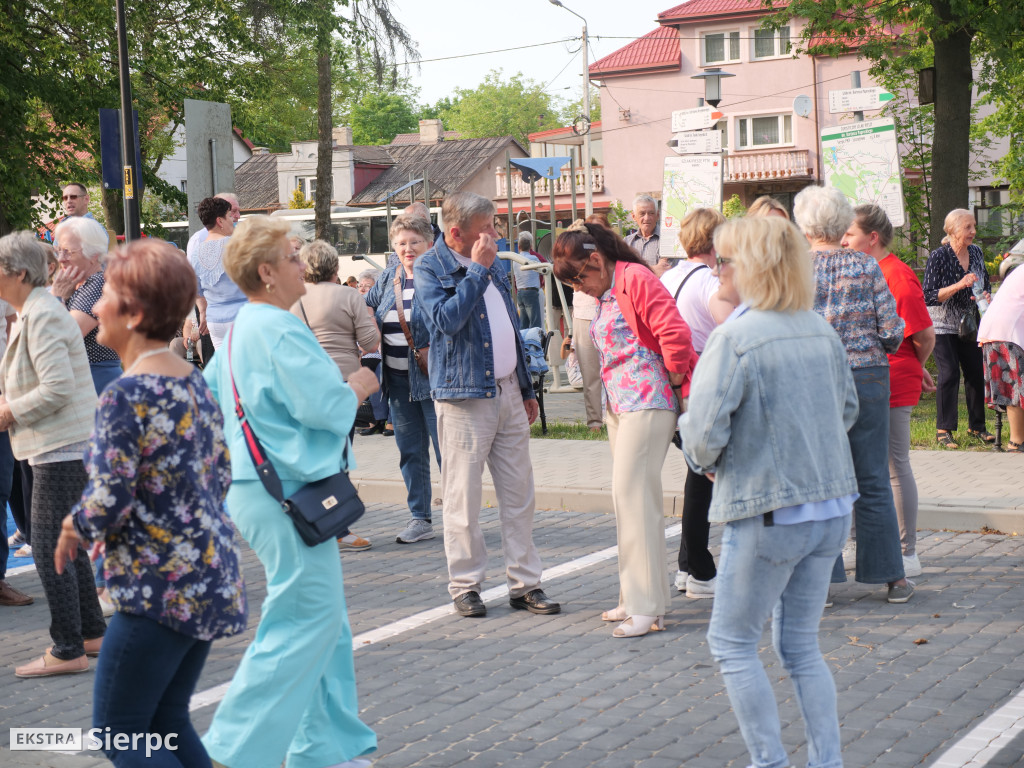 Potańcówka przed dworcem kolejowym w Sierpcu