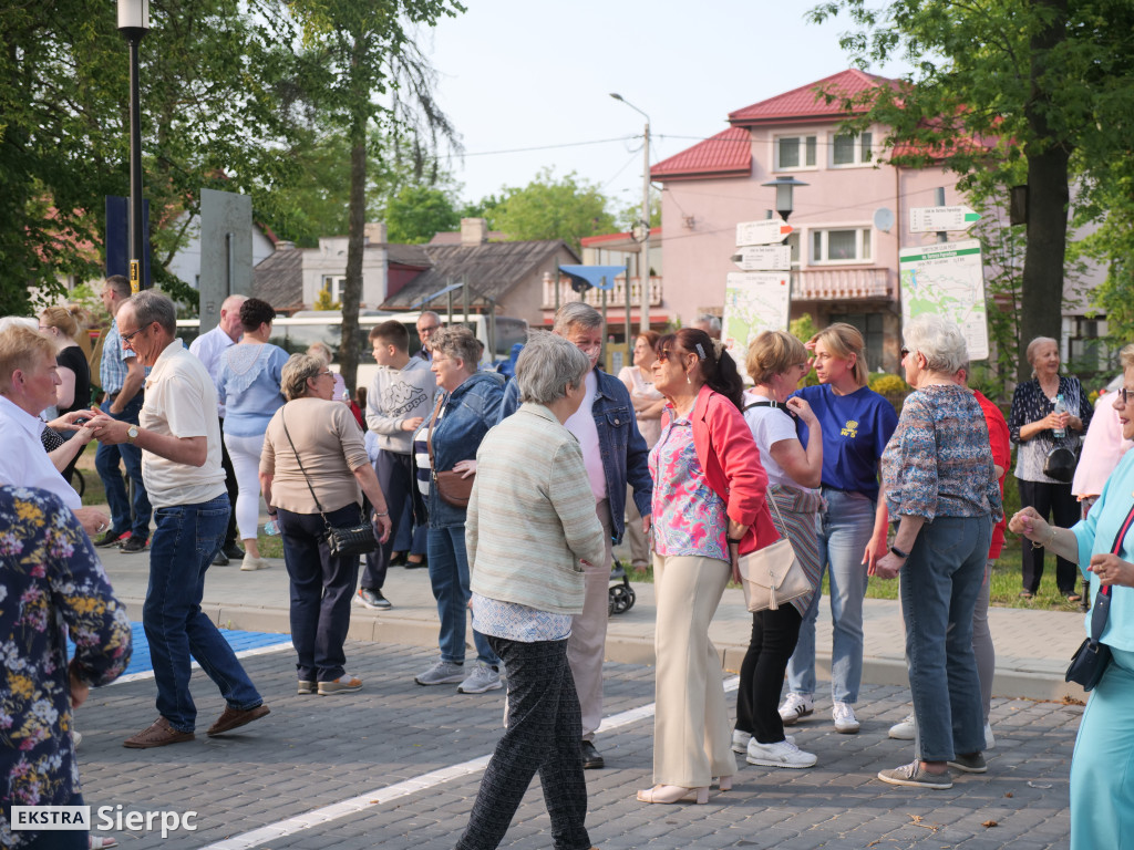 Potańcówka przed dworcem kolejowym w Sierpcu