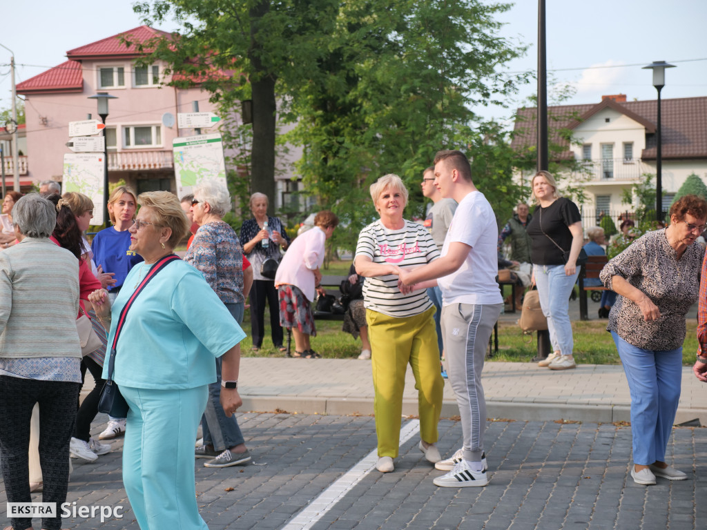 Potańcówka przed dworcem kolejowym w Sierpcu