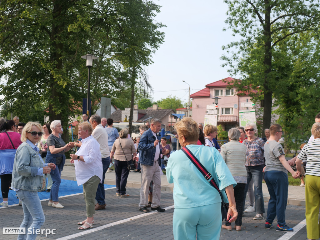 Potańcówka przed dworcem kolejowym w Sierpcu