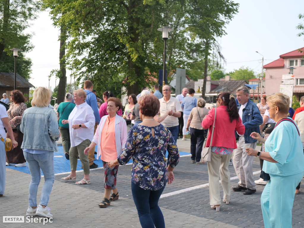 Potańcówka przed dworcem kolejowym w Sierpcu