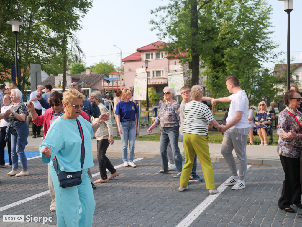 Potańcówka przed dworcem kolejowym w Sierpcu
