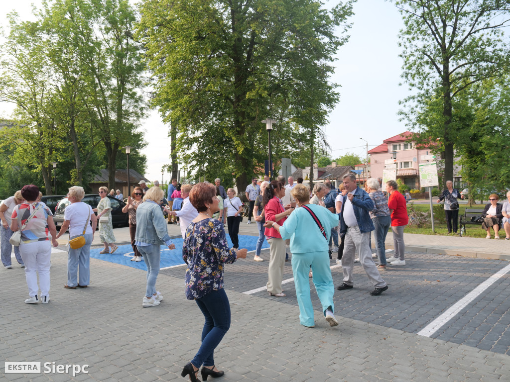 Potańcówka przed dworcem kolejowym w Sierpcu