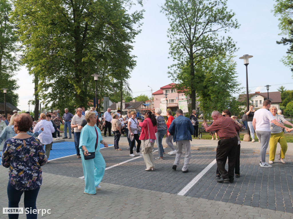 Potańcówka przed dworcem kolejowym w Sierpcu