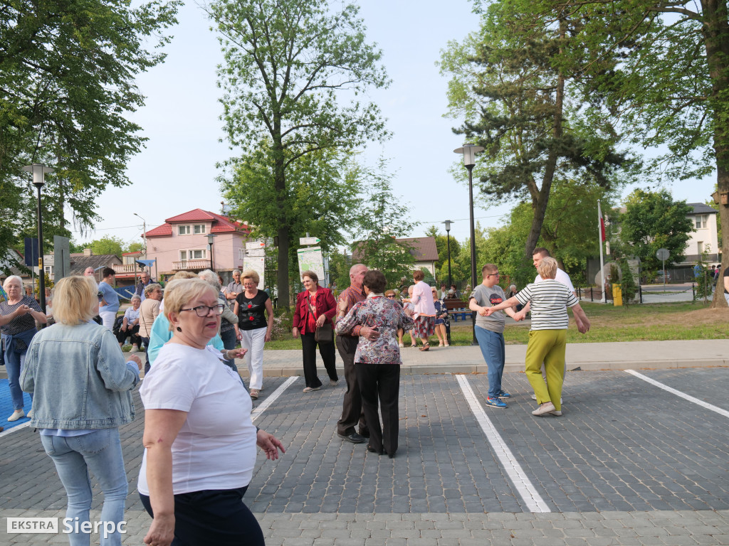 Potańcówka przed dworcem kolejowym w Sierpcu