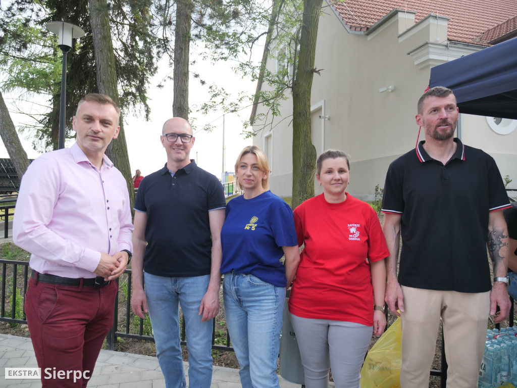 Potańcówka przed dworcem kolejowym w Sierpcu