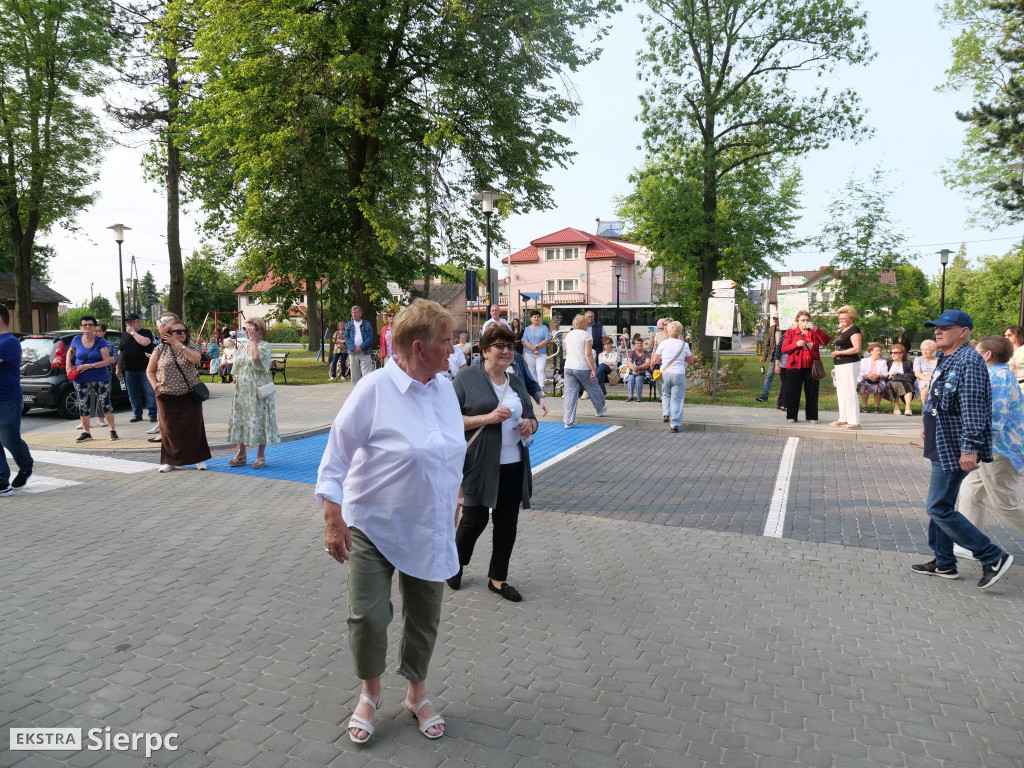 Potańcówka przed dworcem kolejowym w Sierpcu