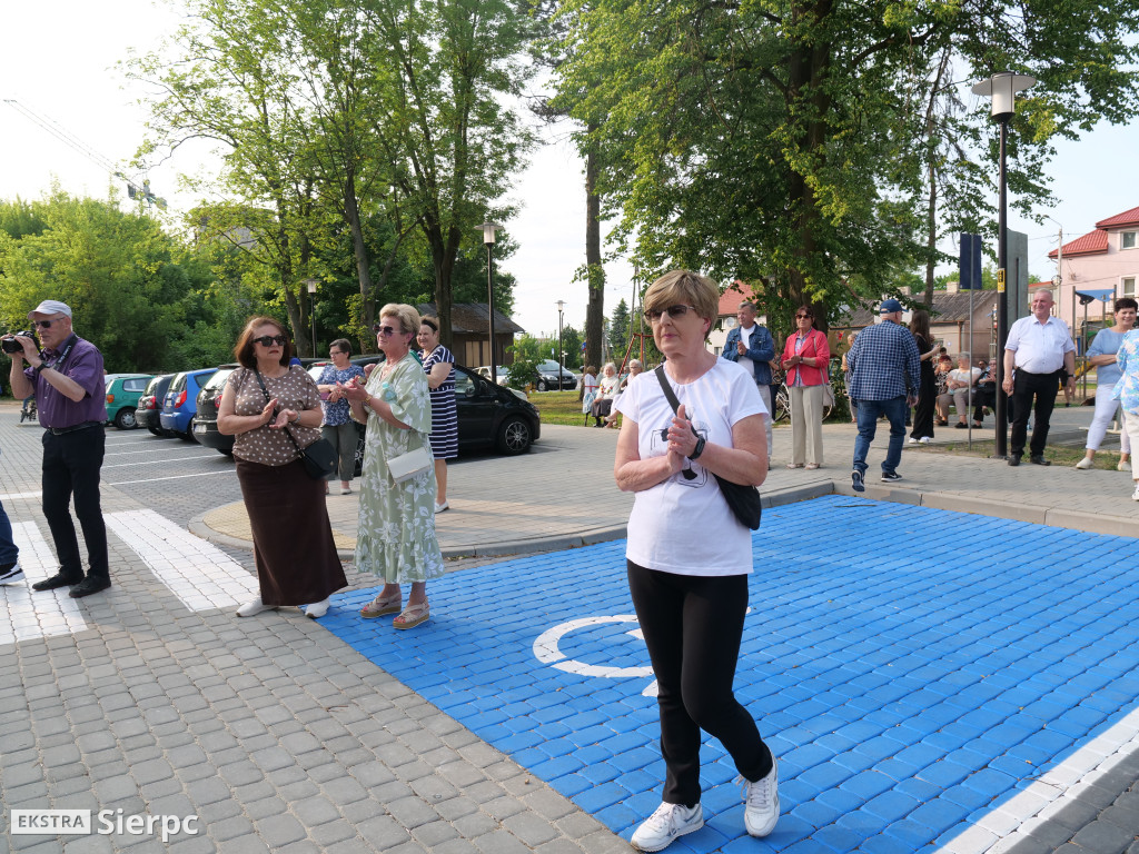 Potańcówka przed dworcem kolejowym w Sierpcu