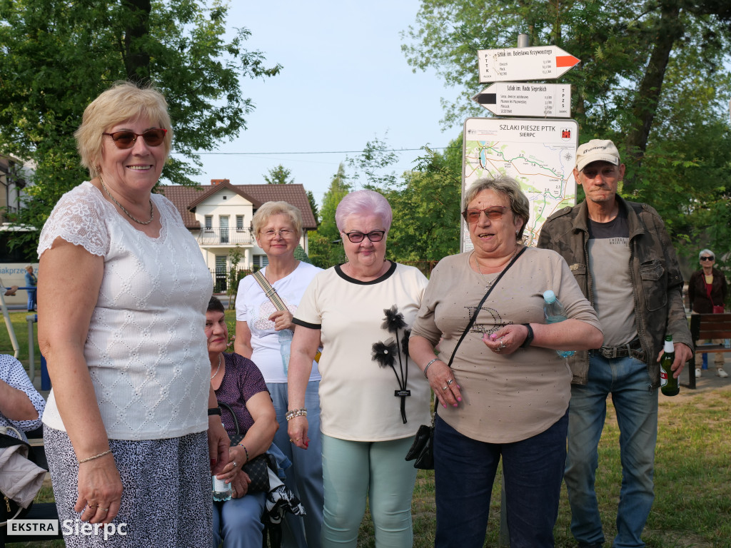 Potańcówka przed dworcem kolejowym w Sierpcu