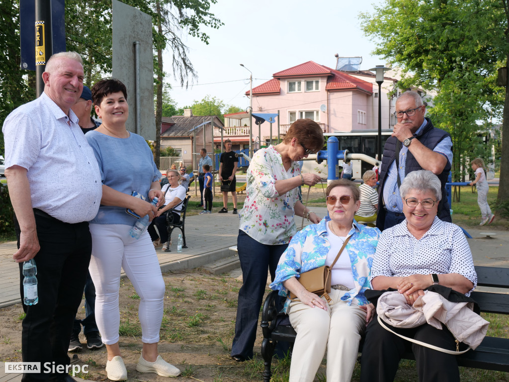 Potańcówka przed dworcem kolejowym w Sierpcu