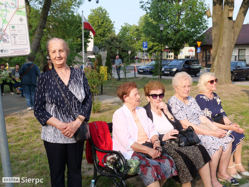 Potańcówka przed dworcem kolejowym w Sierpcu