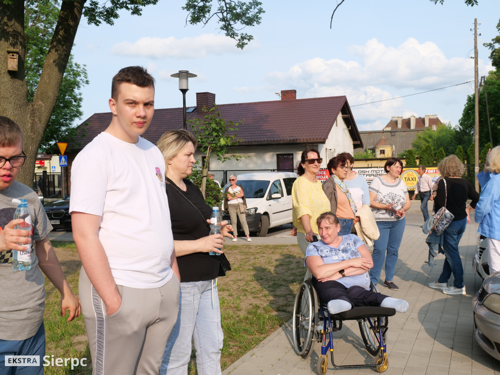 Potańcówka przed dworcem kolejowym w Sierpcu