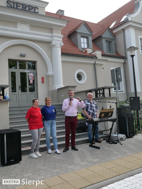 Potańcówka przed dworcem kolejowym w Sierpcu