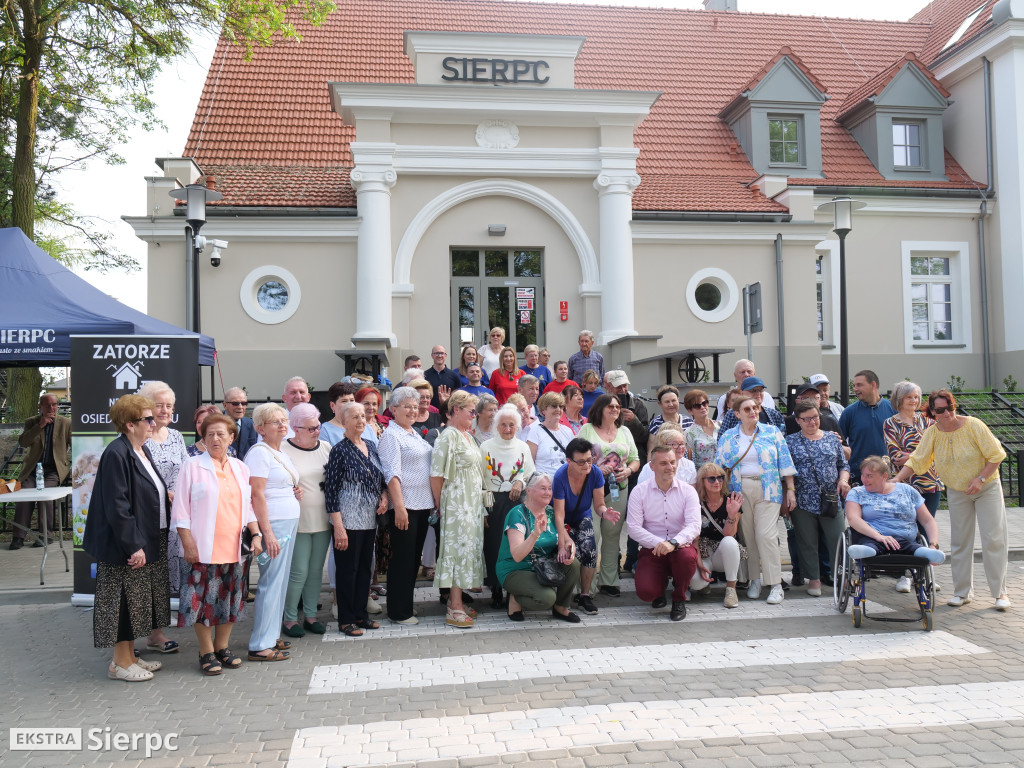 Potańcówka przed dworcem kolejowym w Sierpcu